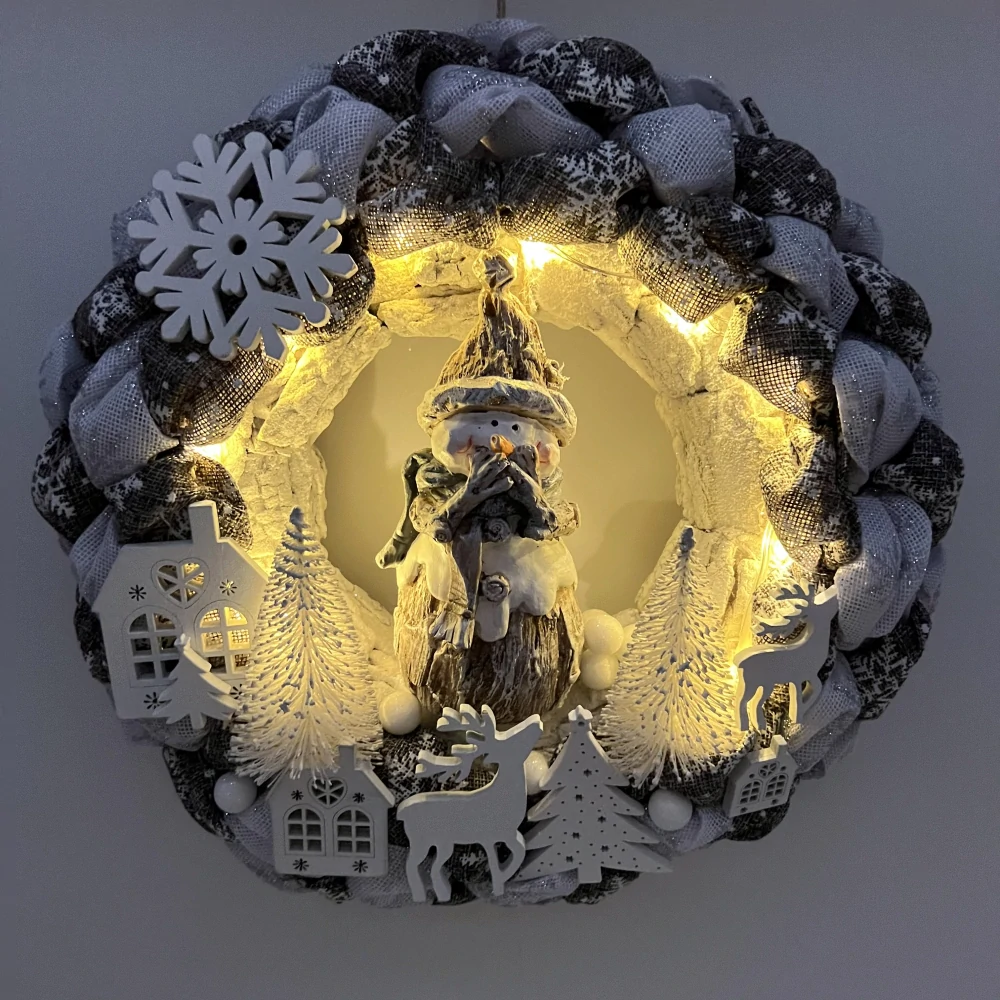 ZIMNÍ DEKORACE VĚNEC NA DVEŘE S OSVĚTLENÍM 