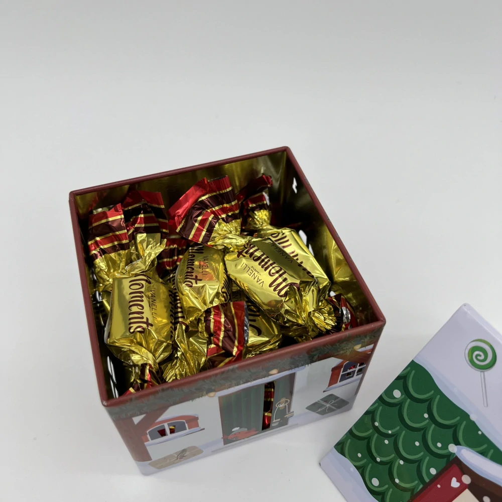 DÁRKOVÁ CHALOUPKA (POKLADNIČKA) A ČOKOLÁDOVÉ BONBONY