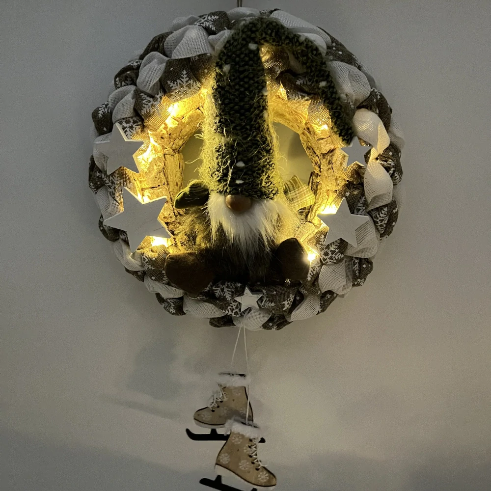 🎄 Zimní věnec se skřítkem a LED osvětlením – zelená čepice