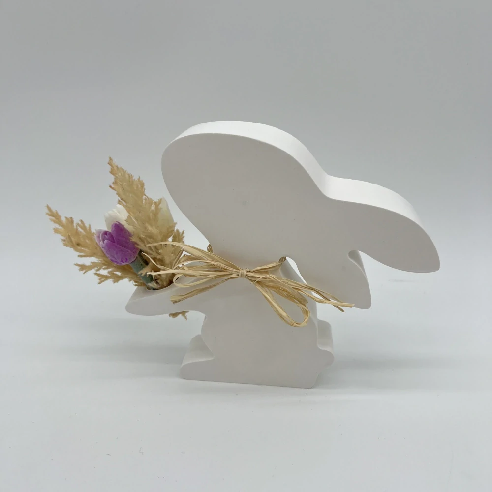 🐰🌾 Keraflotový stojící zajíček s kytičkou v rukách – 14,5 cm 🌾🐰