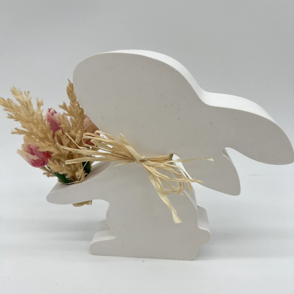 🌾 Keraflotový stojící zajíček s kytičkou v rukách – 14,5 cm (růžová varianta) 🌾🐰