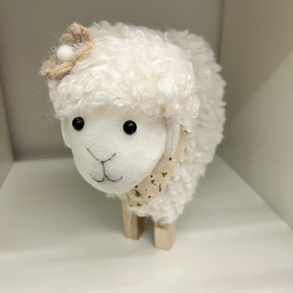 🐑 Dekorativní ovečka s dřevěnými nožkami
