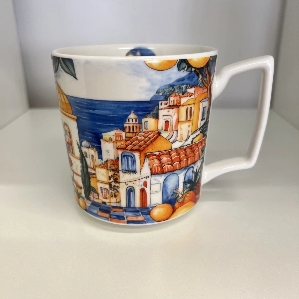 Porcelánový dárkový hrnek – motiv středomořského města 🏡🍊