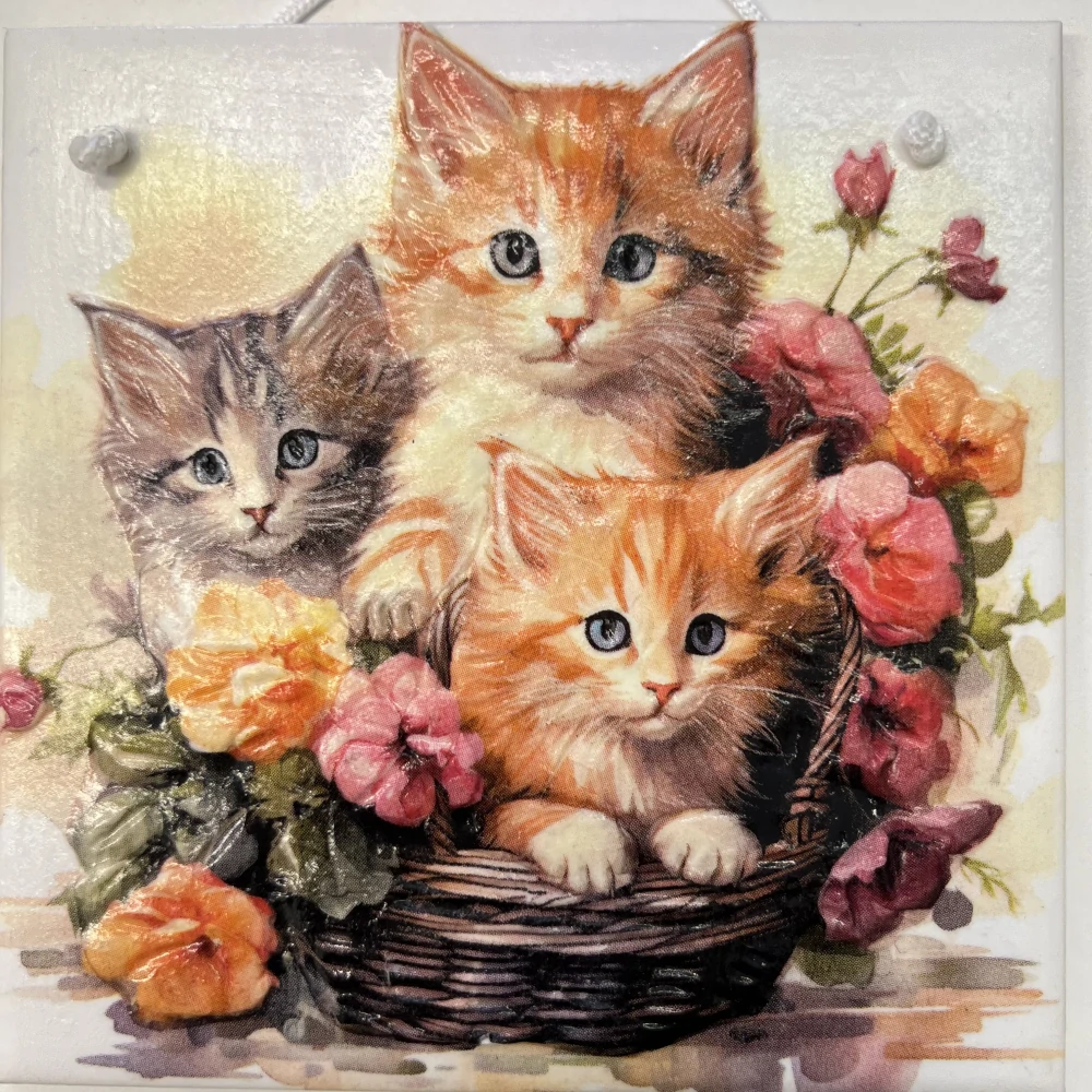 🐱 Zdobená keramická dlaždice – Koťátka v košíku 🌸
