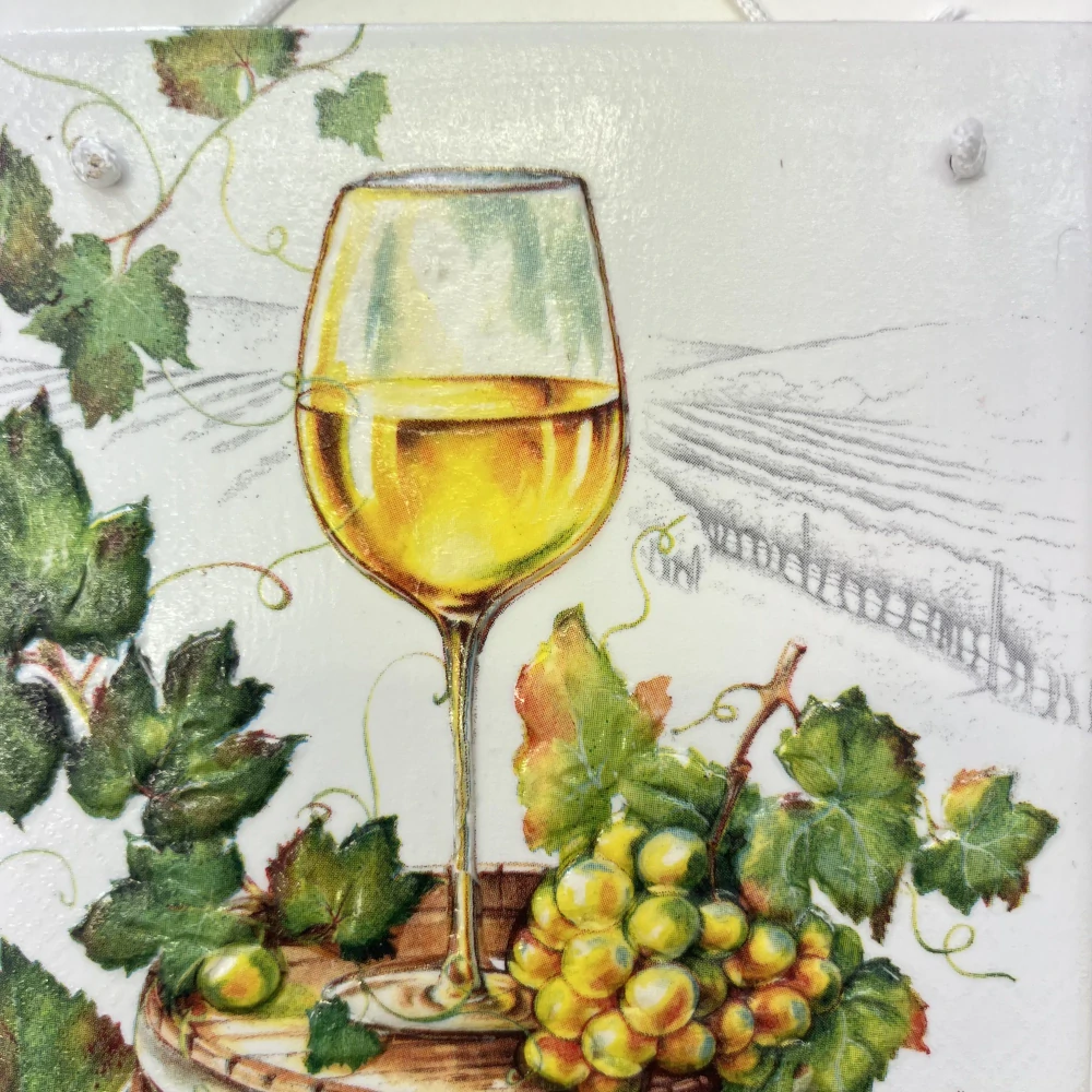 🍇 Zdobená keramická dlaždice – Vinice s pohárem vína 🍷