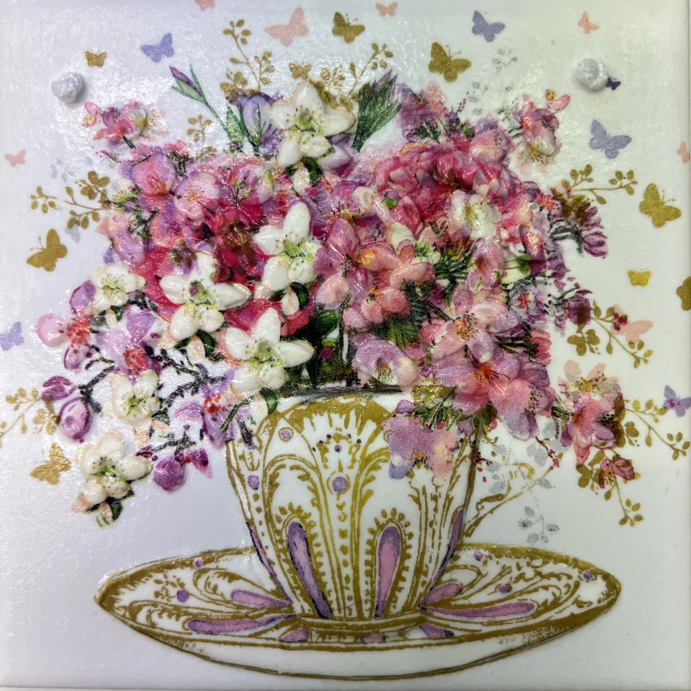 🌸 Zdobená keramická dlaždice – Květinový šálek s motýlky 🦋✨