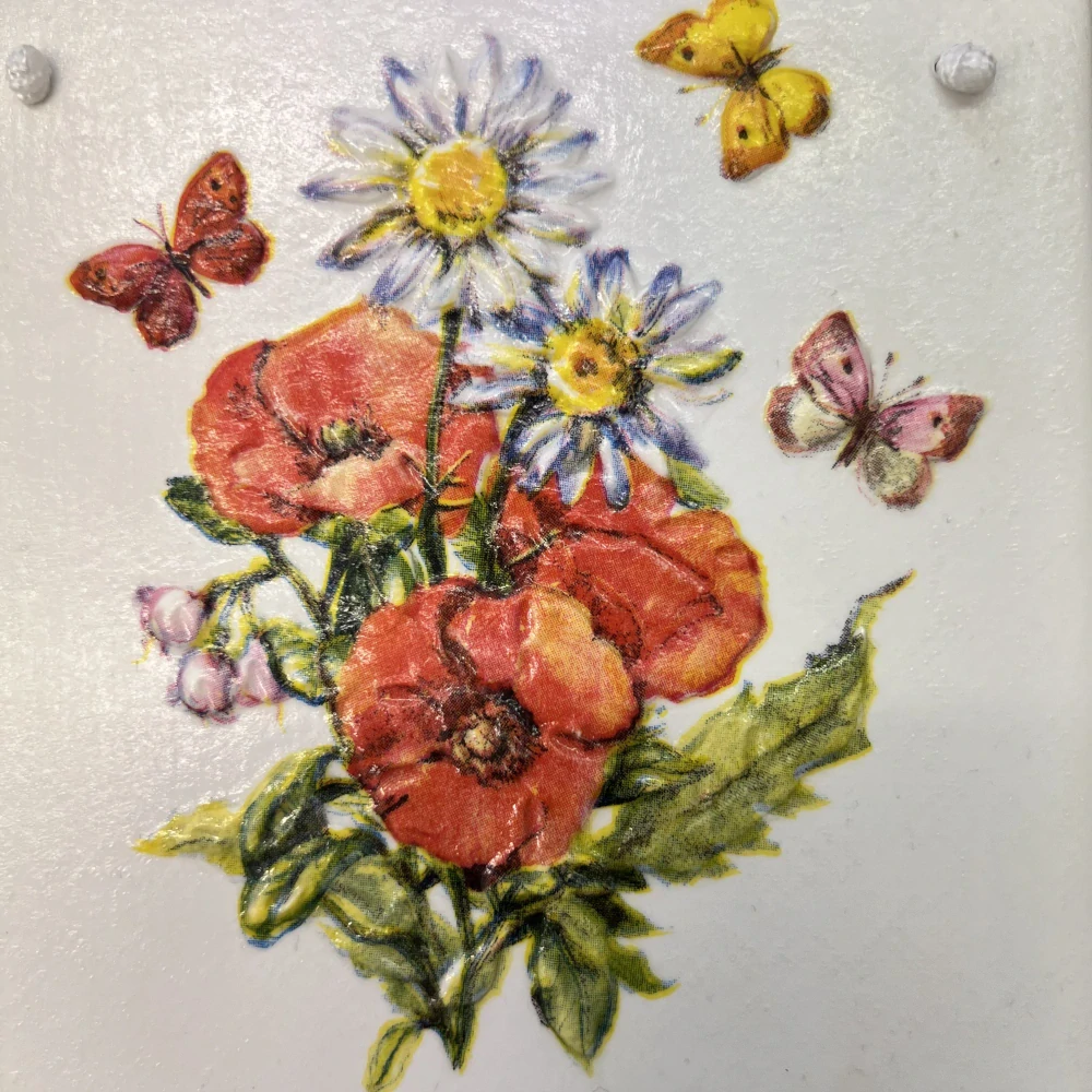 🌼 Zdobená keramická dlaždice – Louka s vlčími máky 🦋✨