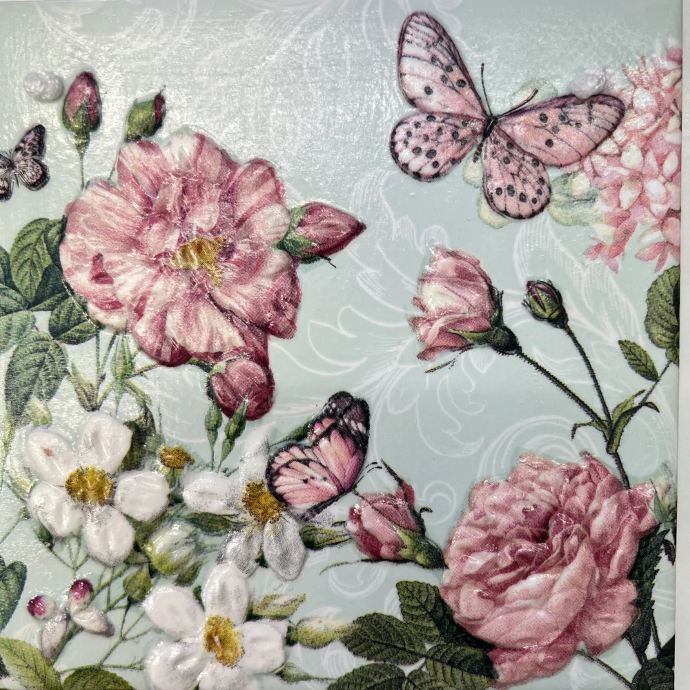 🌸 Zdobená keramická dlaždice – Růžová zahrada s motýly 🦋✨