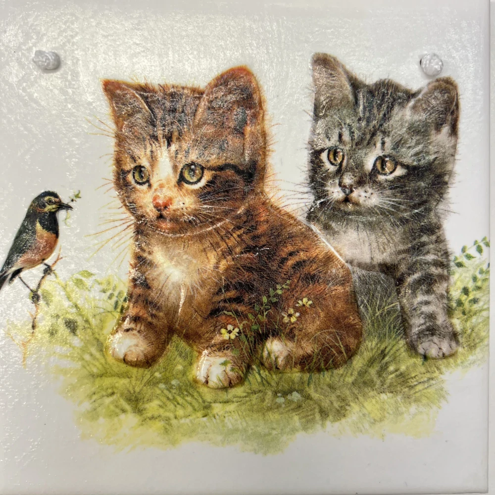 🐱 Zdobená keramická dlaždice – Koťátka v trávě 🐦🌿