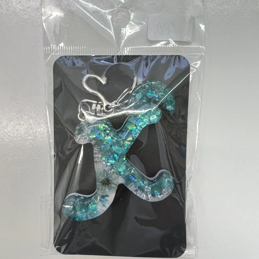 🛍️ Klíčenka písmeno „K“ – ocean sparkle 🌊✨