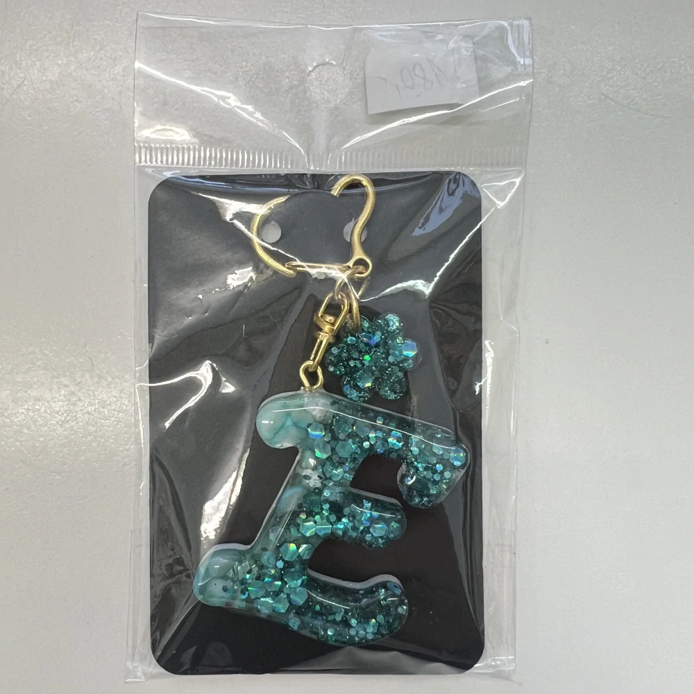 🛍️ Klíčenka písmeno „E“ – ocean sparkle 🌊✨