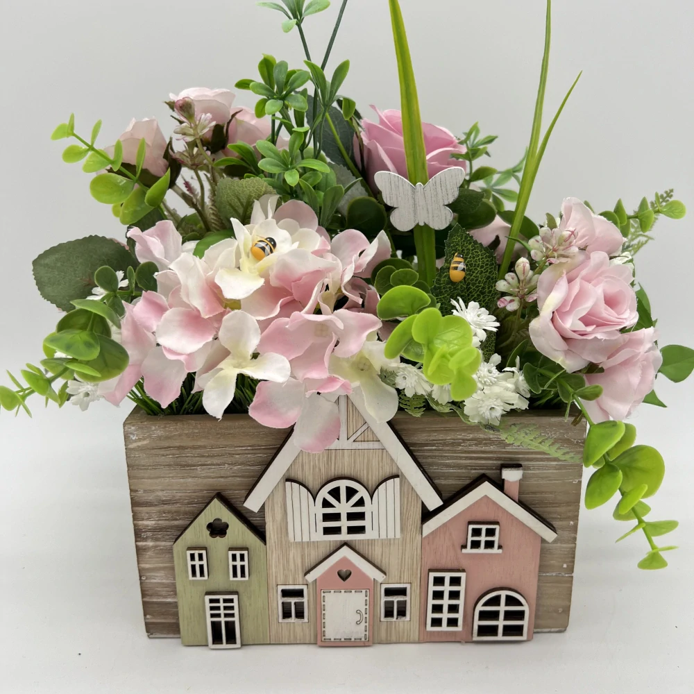 🏡🌸 Dřevěný truhlík s domečky a květinovou aranží 🌸🏡