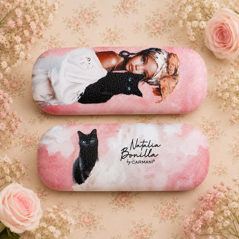 👓🐈 CARMANI® – Pouzdro na brýle Natalia Bonilla „Dívka s kočkou“ 🩷✨