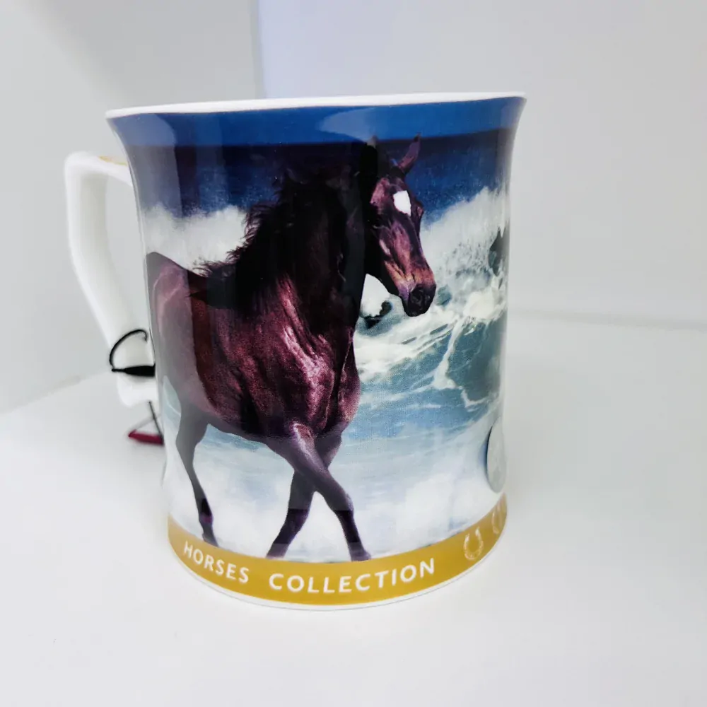 HRNEK PORCELÁNOVÝ MOTIV KONĚ BALENÝ V DÁRKOVÉ KRABIČCE