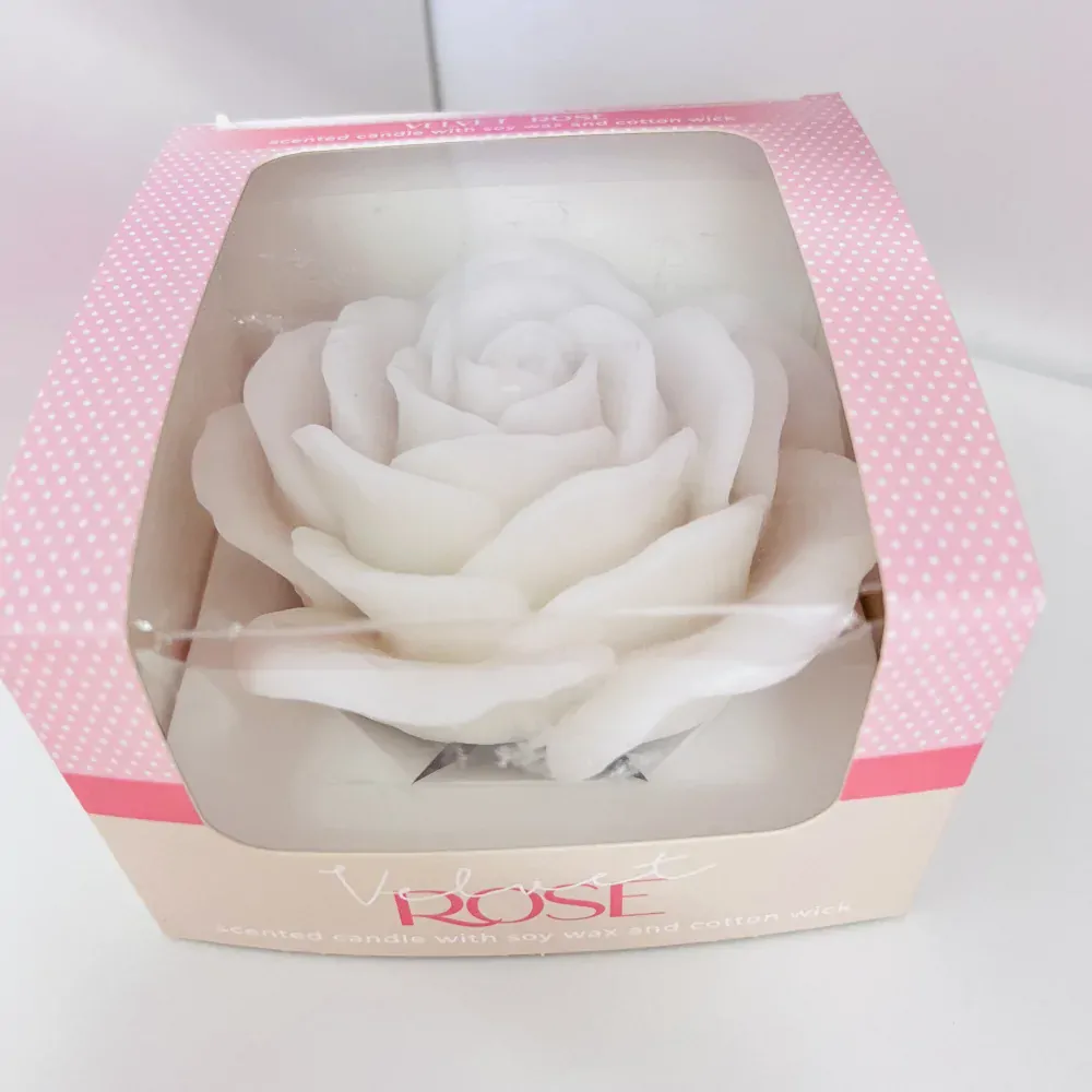 NOVÁ CENA - SVÍČKA VELVET ROSE SLONOVÁ KOST BALENA V DÁRKOVÉ KRABIČCE