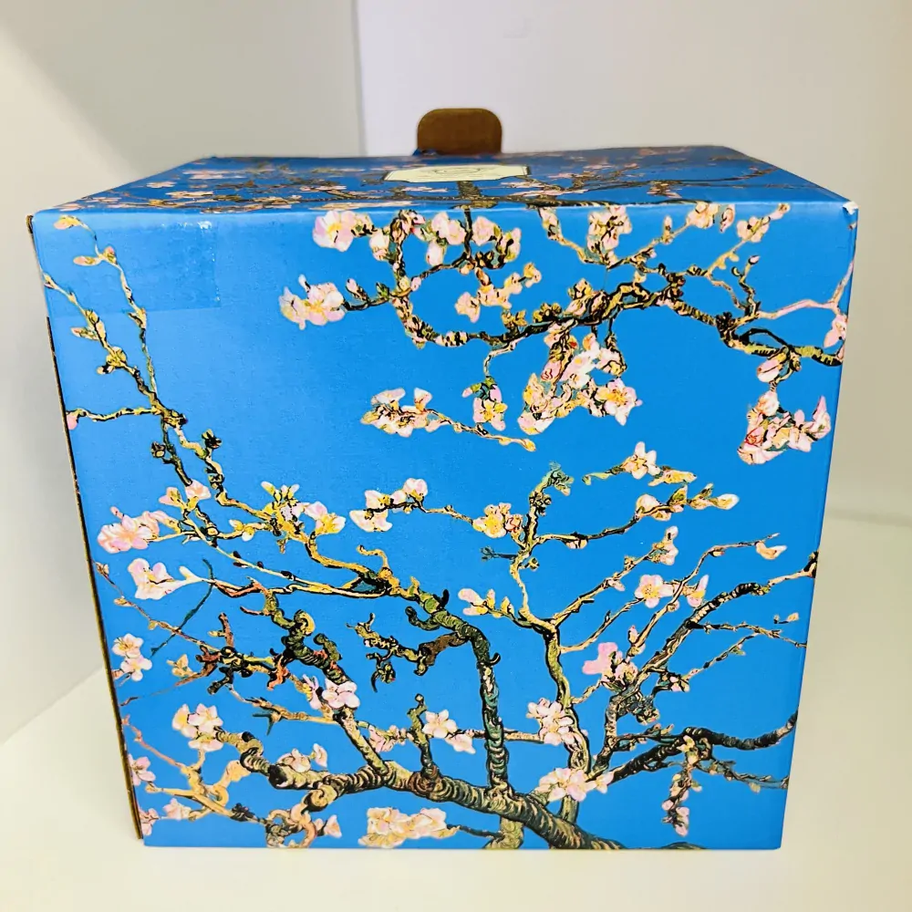 PORCELÁNOVÁ SADA ŠÁLEK S KONVIČKOU BALENÉ V DEKOROVANÉM BOXU