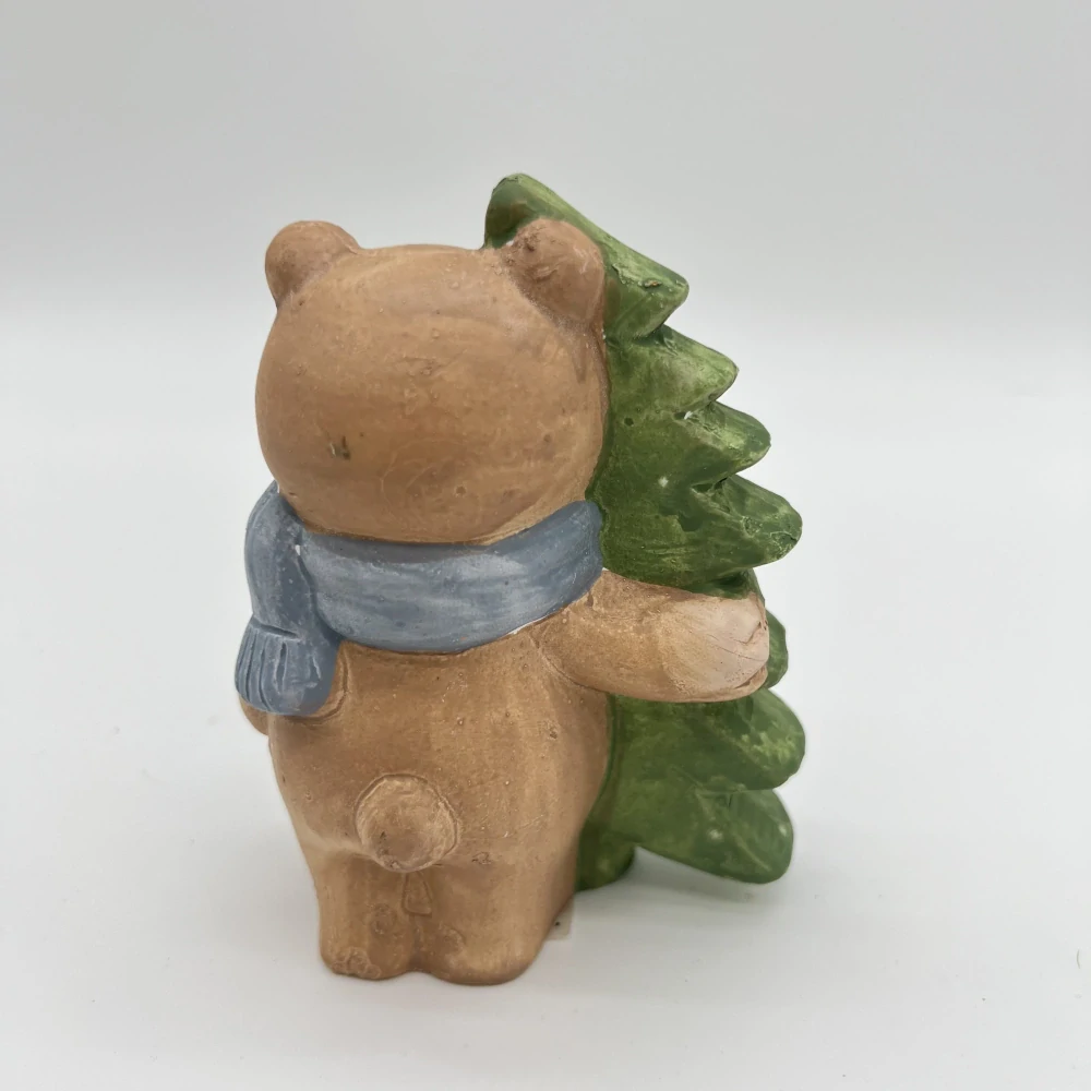 ZIMNÍ DEKORACE FIGURKA MEDVÍDKA SE STROMEČKEM MENŠÍ