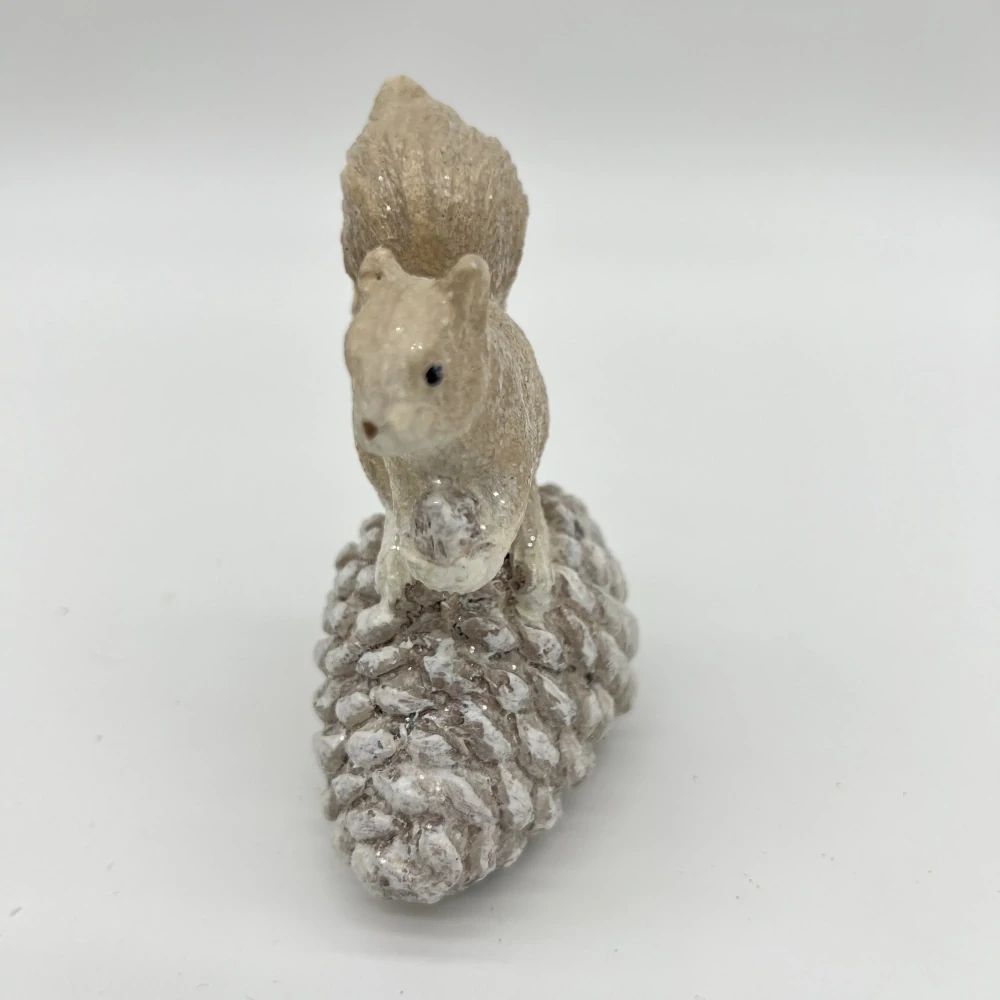 ZIMNÍ DEKORACE FIGURKA VEVERKY SE ŠIŠKOU