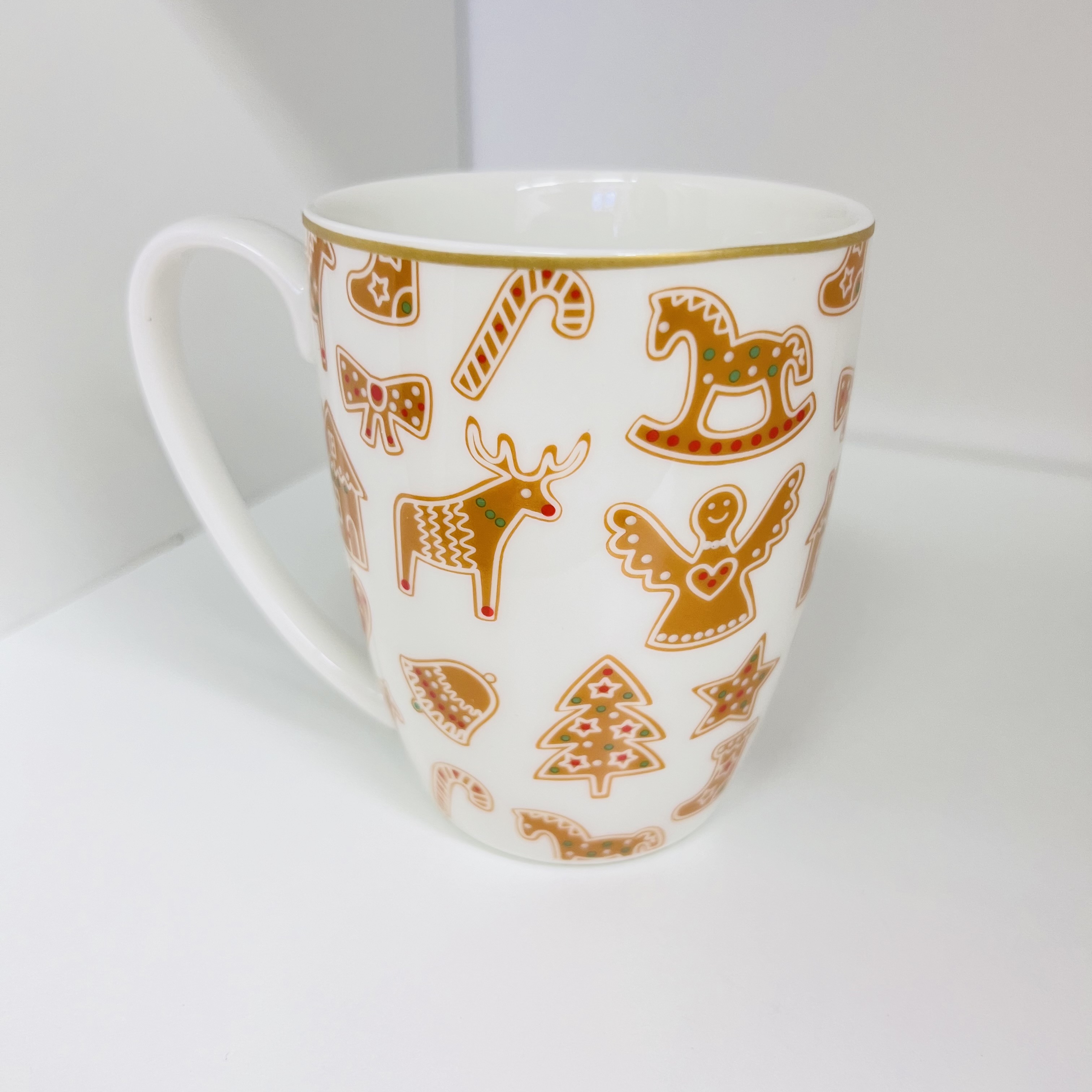 DÁRKOVÝ HRNEK SE ZIMNÍM MOTIVEM PERNÍČKŮ