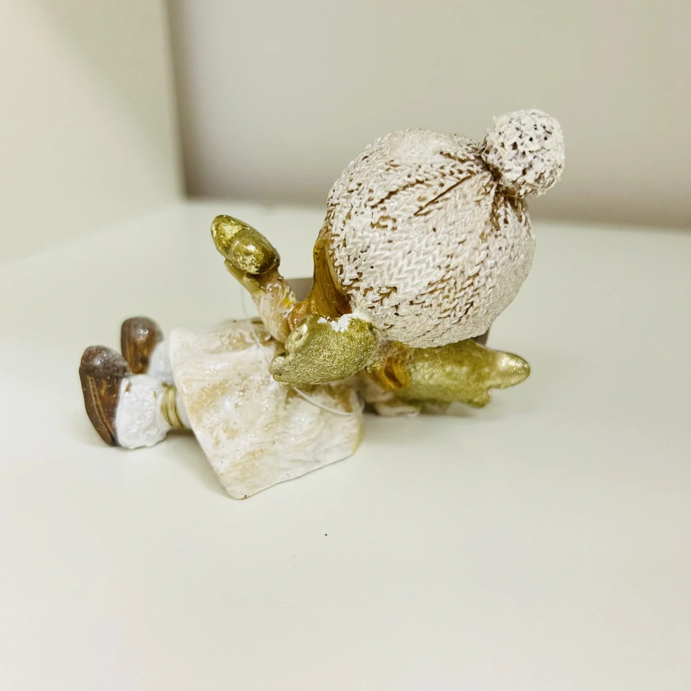 ZIMNÍ DEKORACE FIGURKA ANDĚLKY SE SRDÍČKEM LEŽÍCÍ 