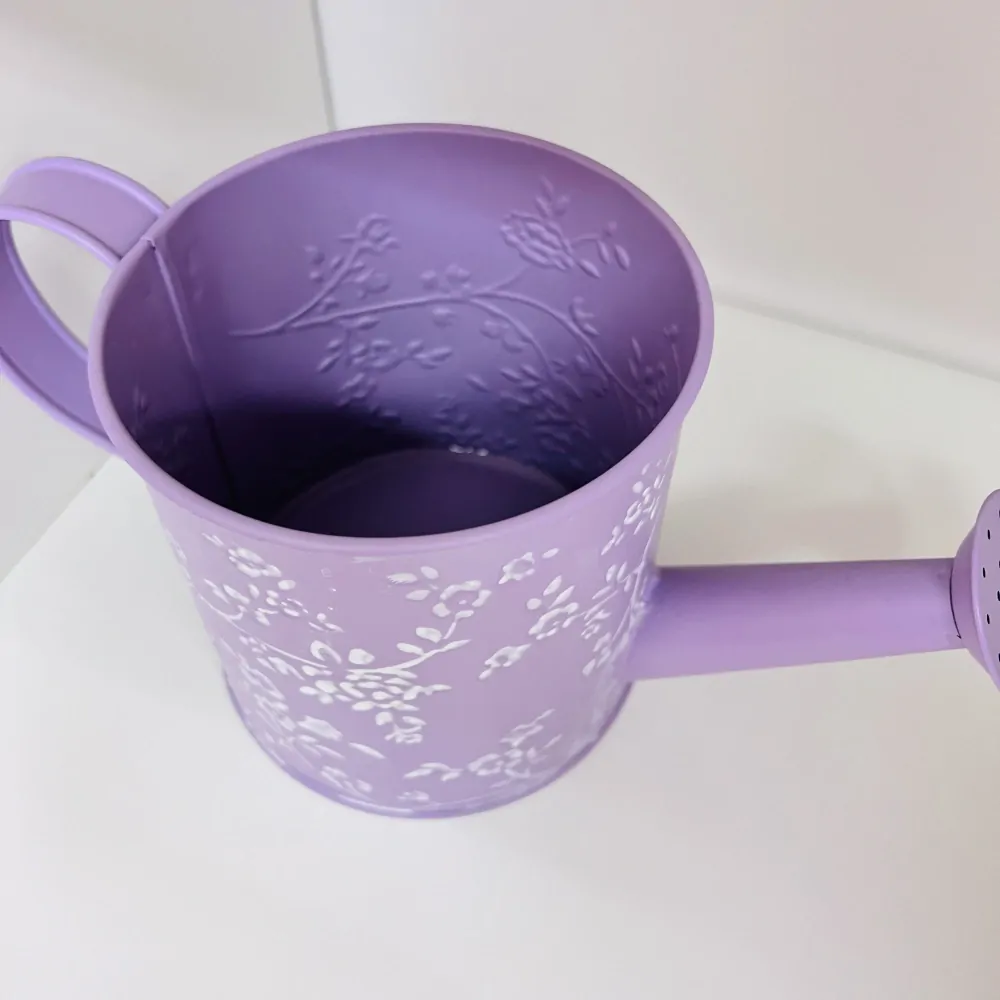 DEKORACE KONVIČKA KOVOVÁ FIALOVÁ