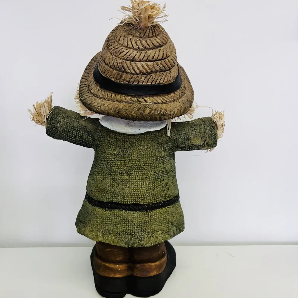 DEKORACE FIGURA STRAŠÁKA CHLAPEC