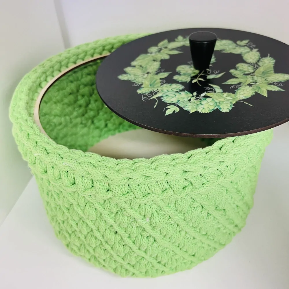 DEKORACE HÁČKOVANÝ KOŠÍK S VÍKEM