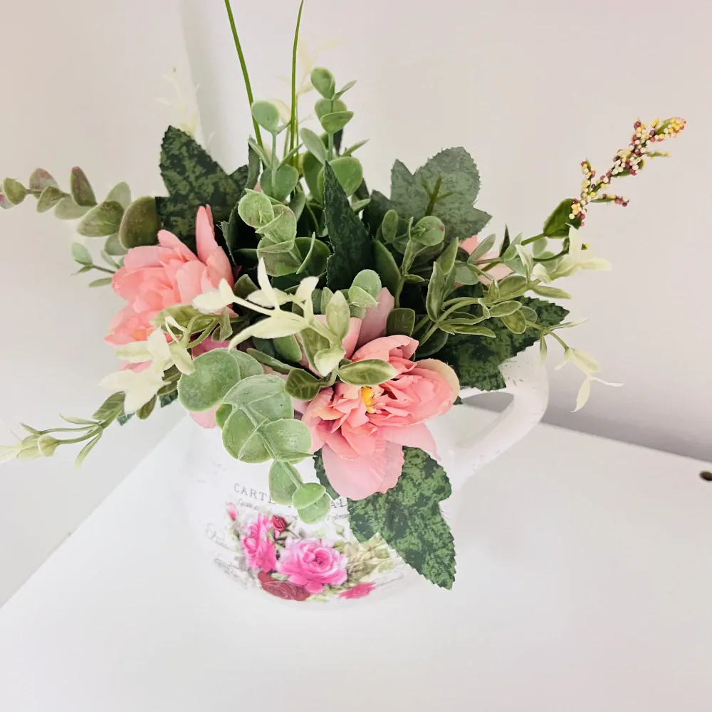 DEKORACE ZDOBENA UMĚLÝMI KVĚTY