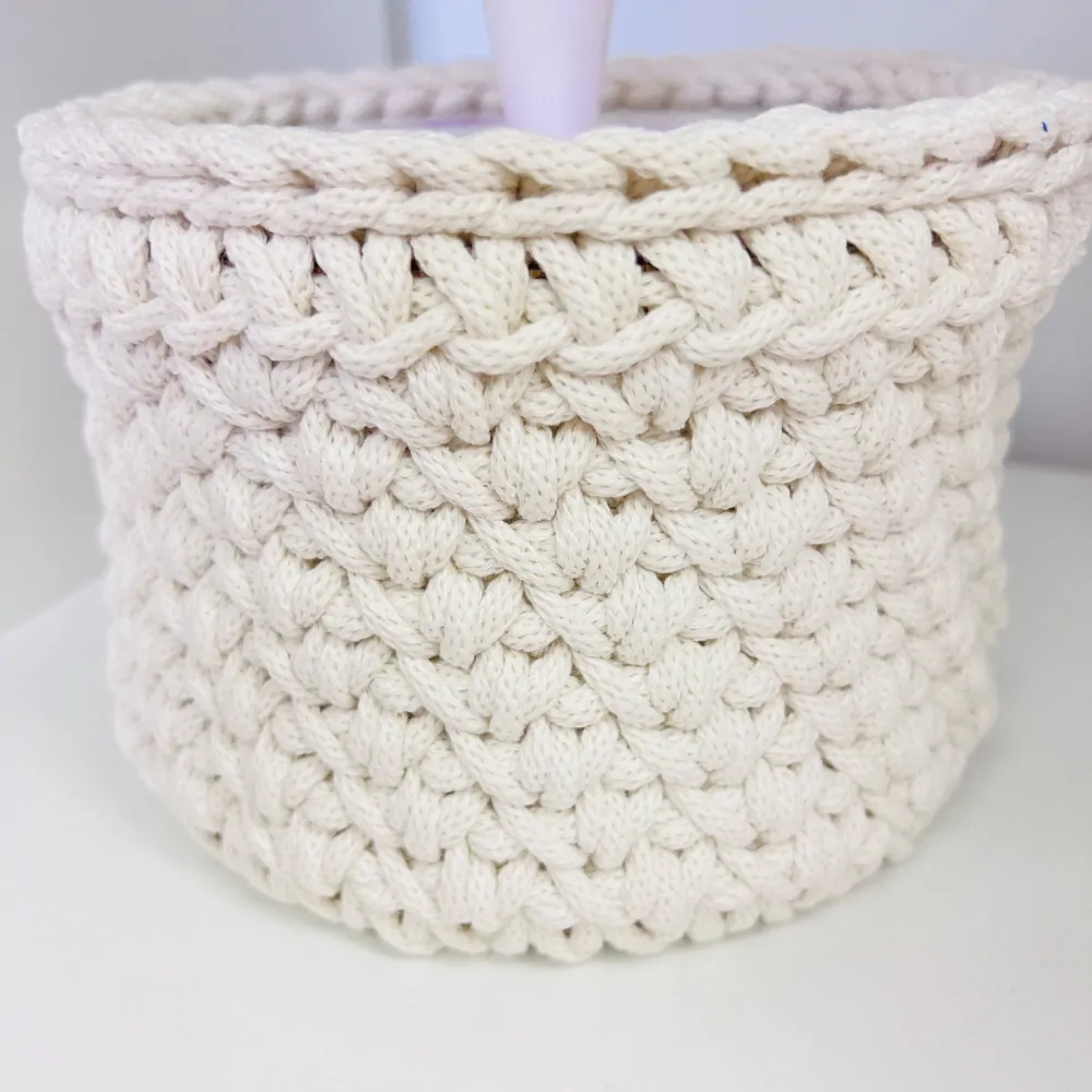 HÁČKOVANÝ KOŠÍK S VÍKEM