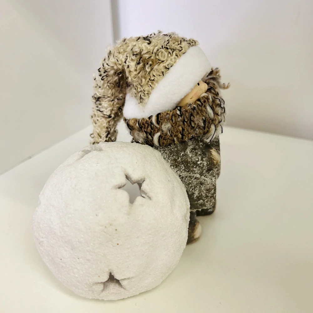 ZIMNÍ DEKORACE FIGURKA CHLAPCE NA ČAJOVOU NEBO LED SVÍČKU