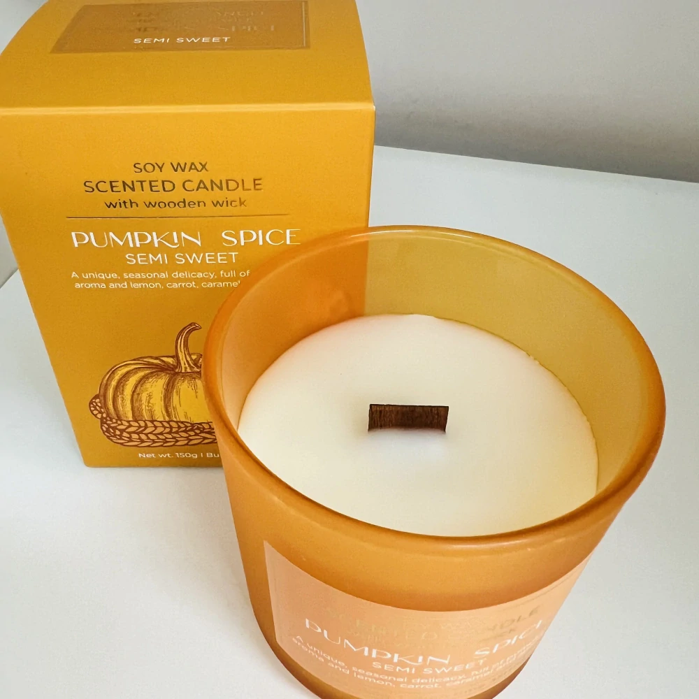 SVÍČKA VE SKLE S DŘEVĚNÝM KNOTEM PUMPKIN SPICE