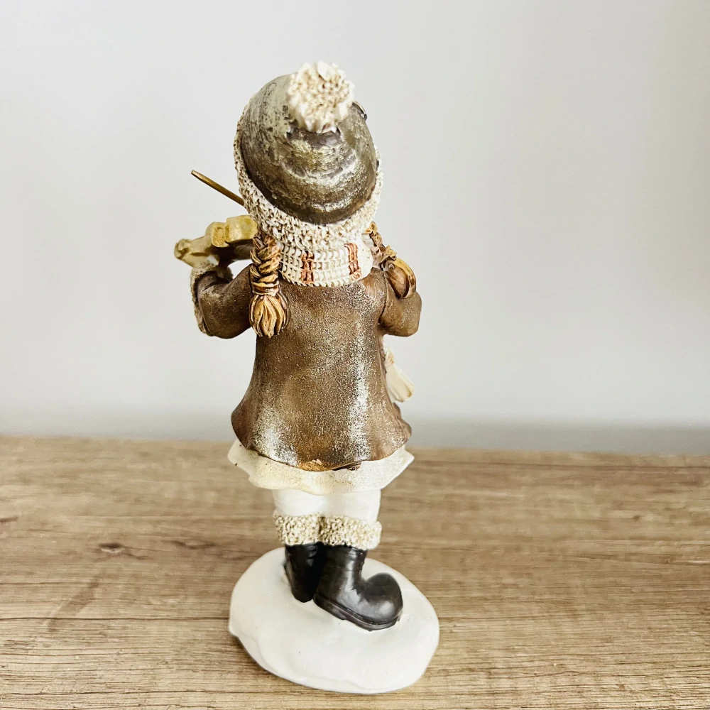 ZIMNÍ DEKORACE FIGURA DÍVKY HRAJÍCÍ NA HOUSLE