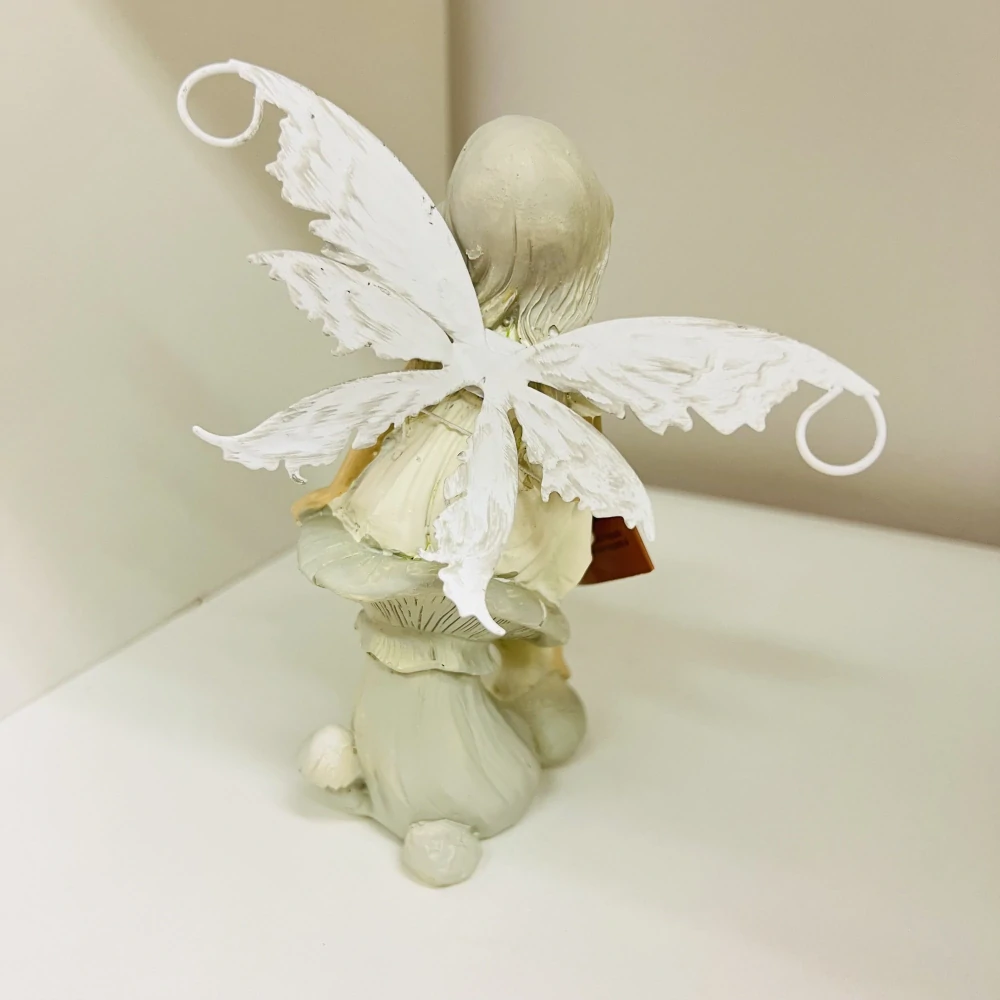 DEKORACE VÍLA SEDÍCÍ NA HOUBĚ