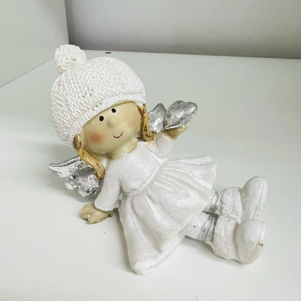 DEKORACE ZIMNÍ FIGURKA LEŽÍCÍ MIX DRUHU SE SRDÍČKEM A BEZ SRDÍČKA