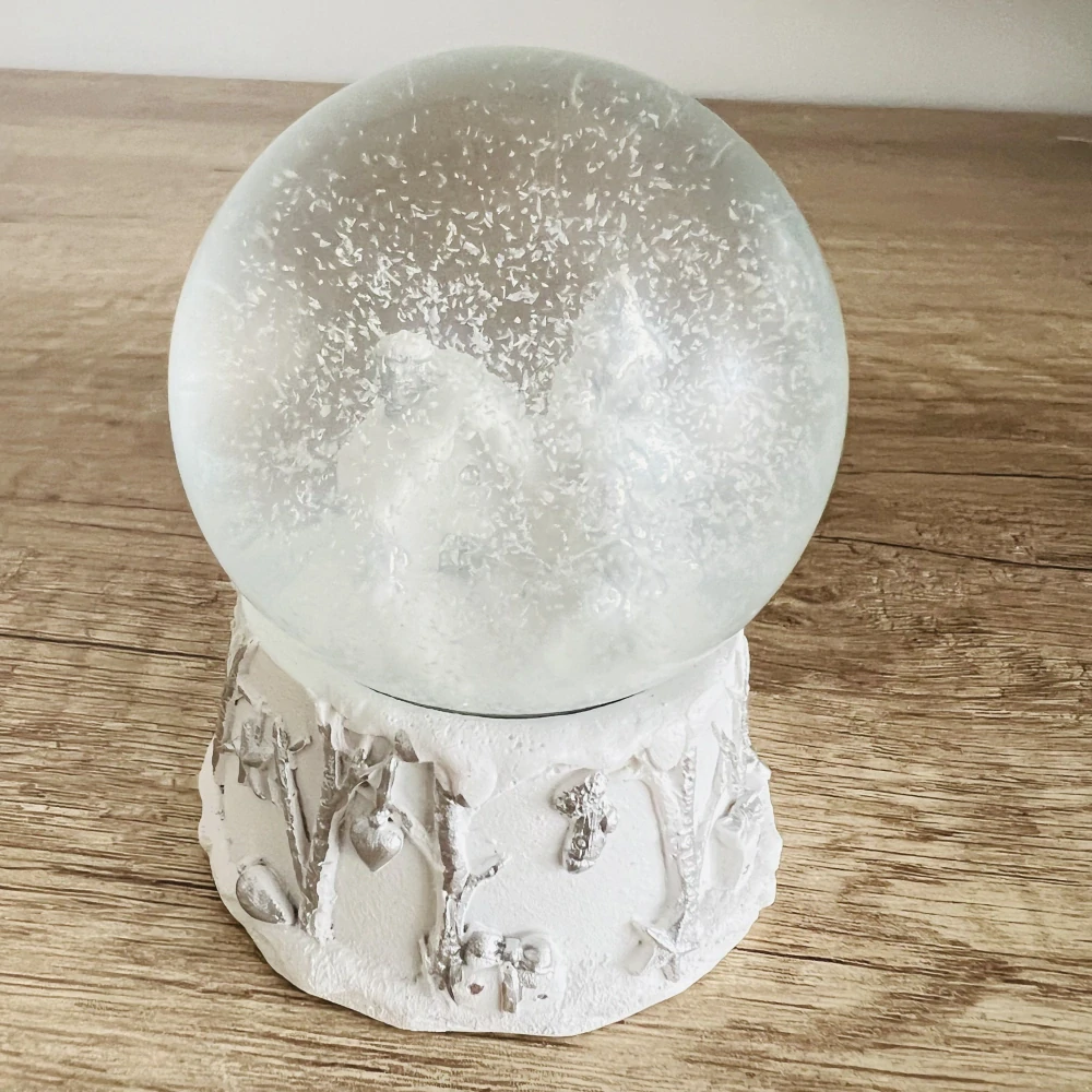 ZIMNÍ DEKORACE SNĚHOVÁ KOULE S CHALOUPKOU