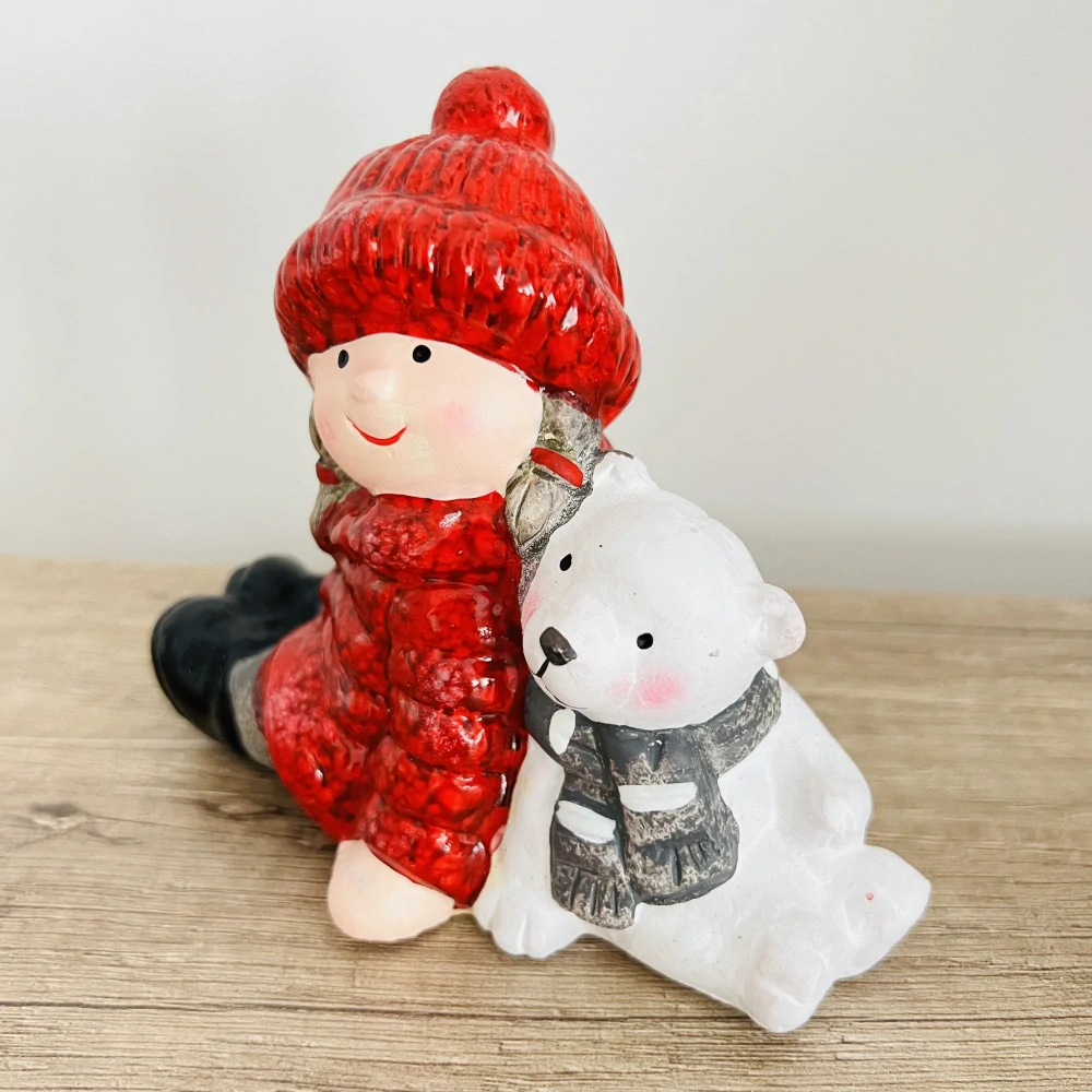 DEKORACE ZIMNÍ FIGURKA SEDÍCÍ DÍVKY S MEDVÍDKEM