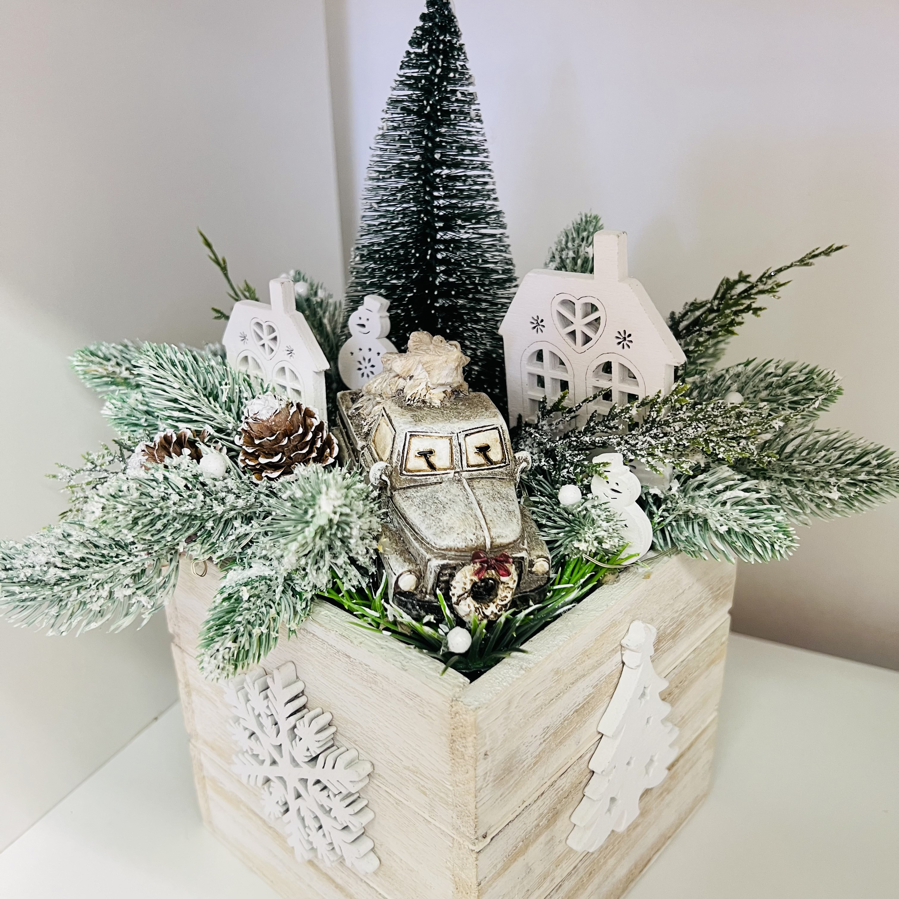 DEKORACE ZIMNÍ TRUHLÍK ZDOBENÝ S OSVĚTLENÍM 