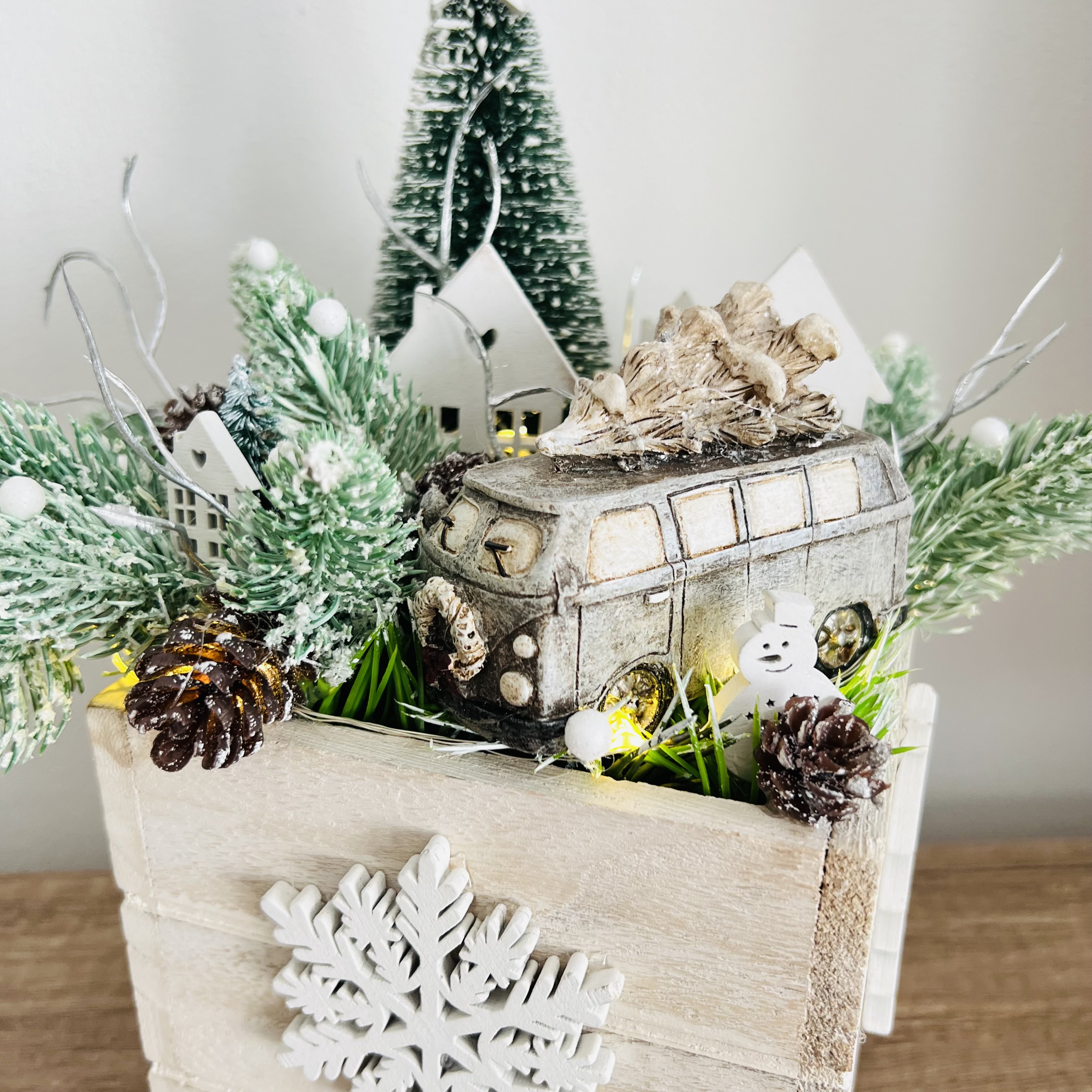 DEKORACE ZIMNÍ TRUHLÍK S OSVĚTLENÍM ZDOBENÝ 