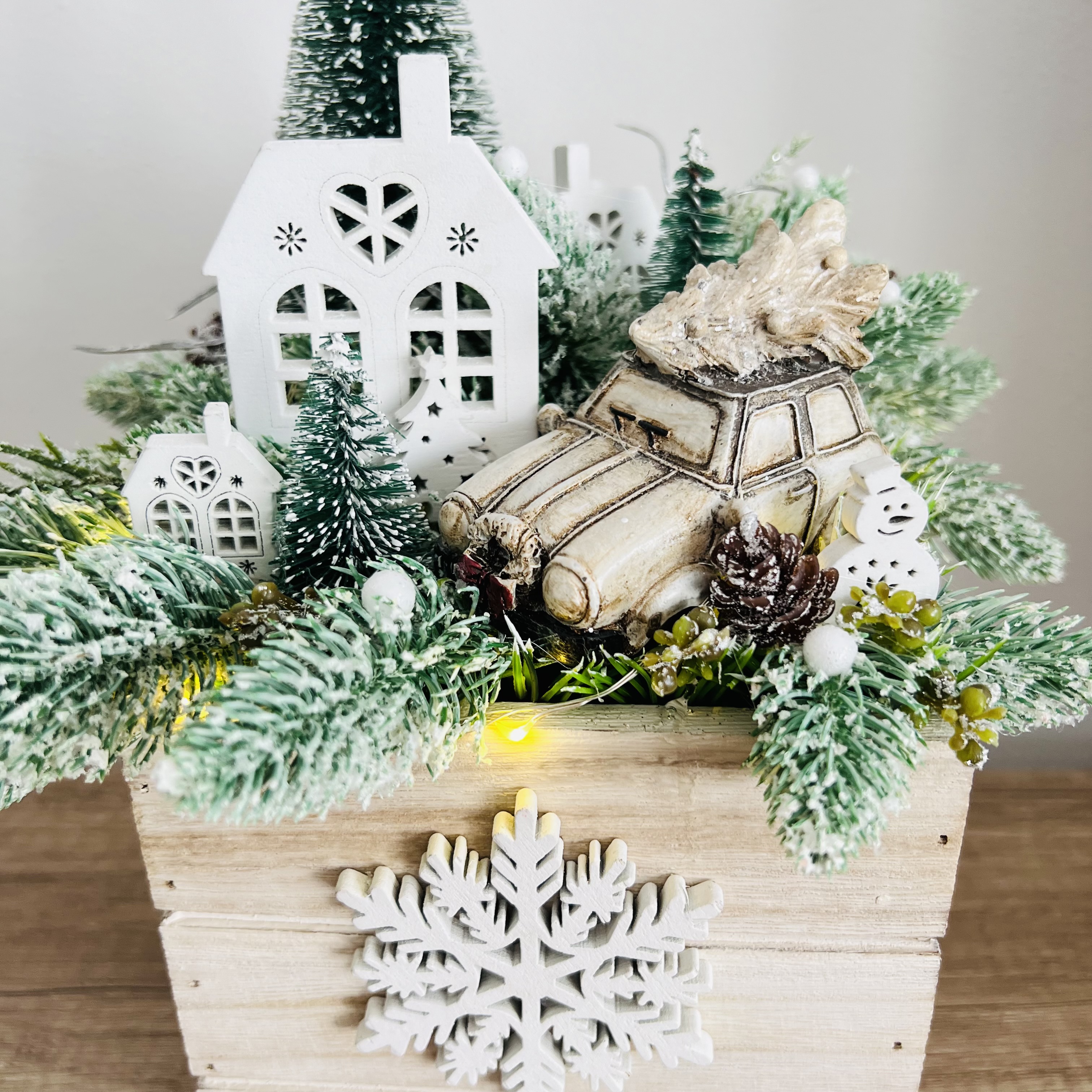 ZIMNÍ DEKORACE TRUHLÍK ZDOBENÝ S OSVĚTLENÍM 