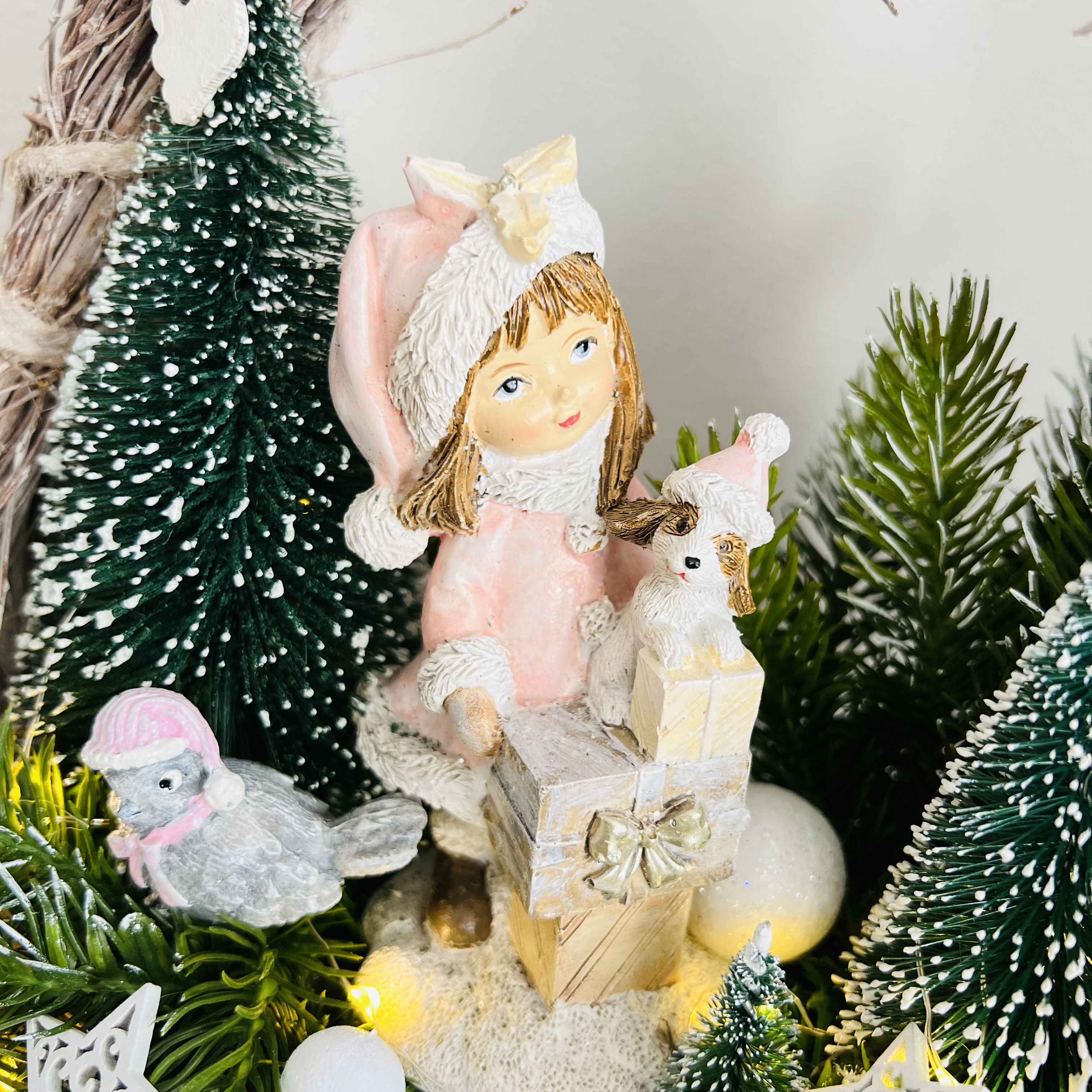 ZIMNÍ DEKORACE KOŠÍK ZDOBENÝ S OSVĚTLENÍM A FIGURKOU DÍVKY 