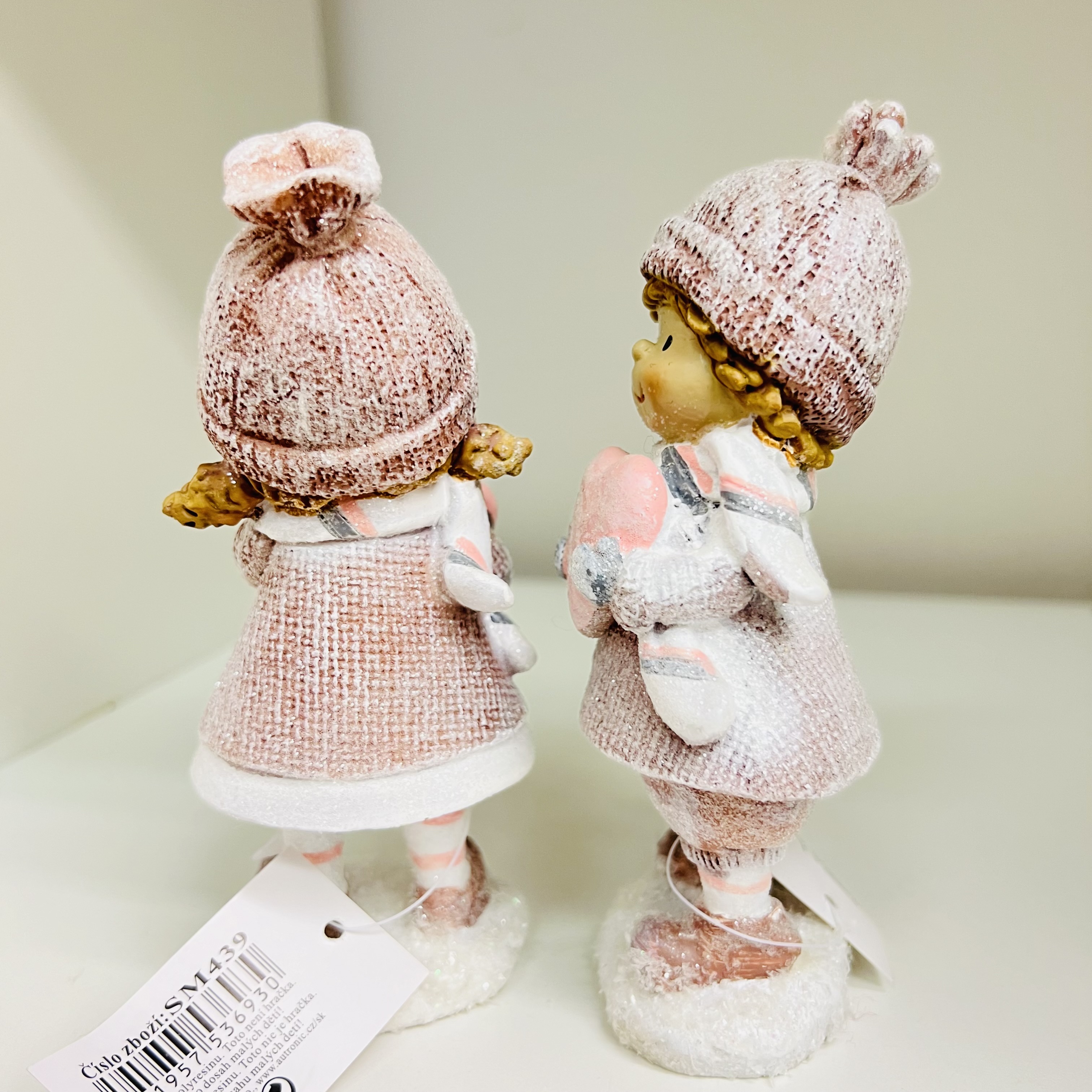 ZIMNÍ DEKORACE FIGURKA STOJÍCÍ DÍVKA NEBO CHLAPEC