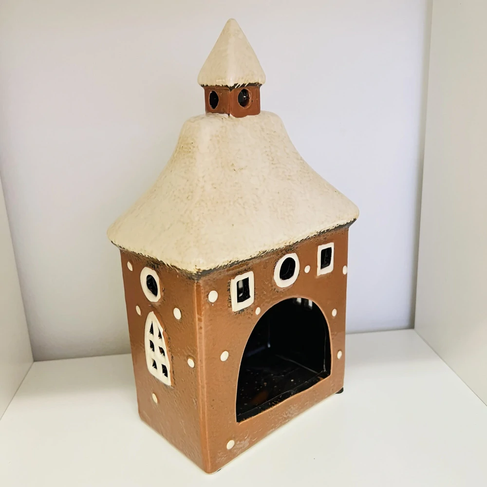 DEKORACE KERAMICKÝ DOMEK NA LIGHT SVÍČKU 