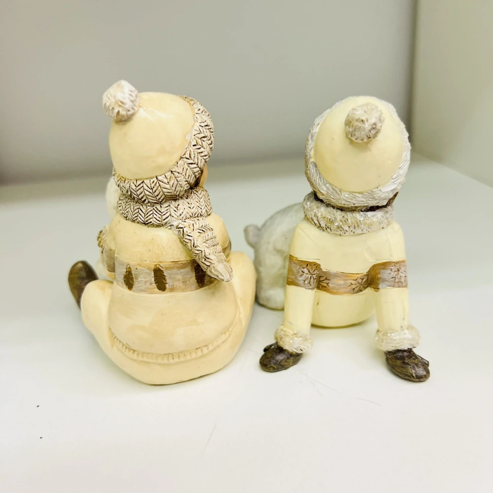 ZIMNÍ DEKORACE FIGURKA CHLAPCE NEBO DÍVKY S MEDVÍDKEM