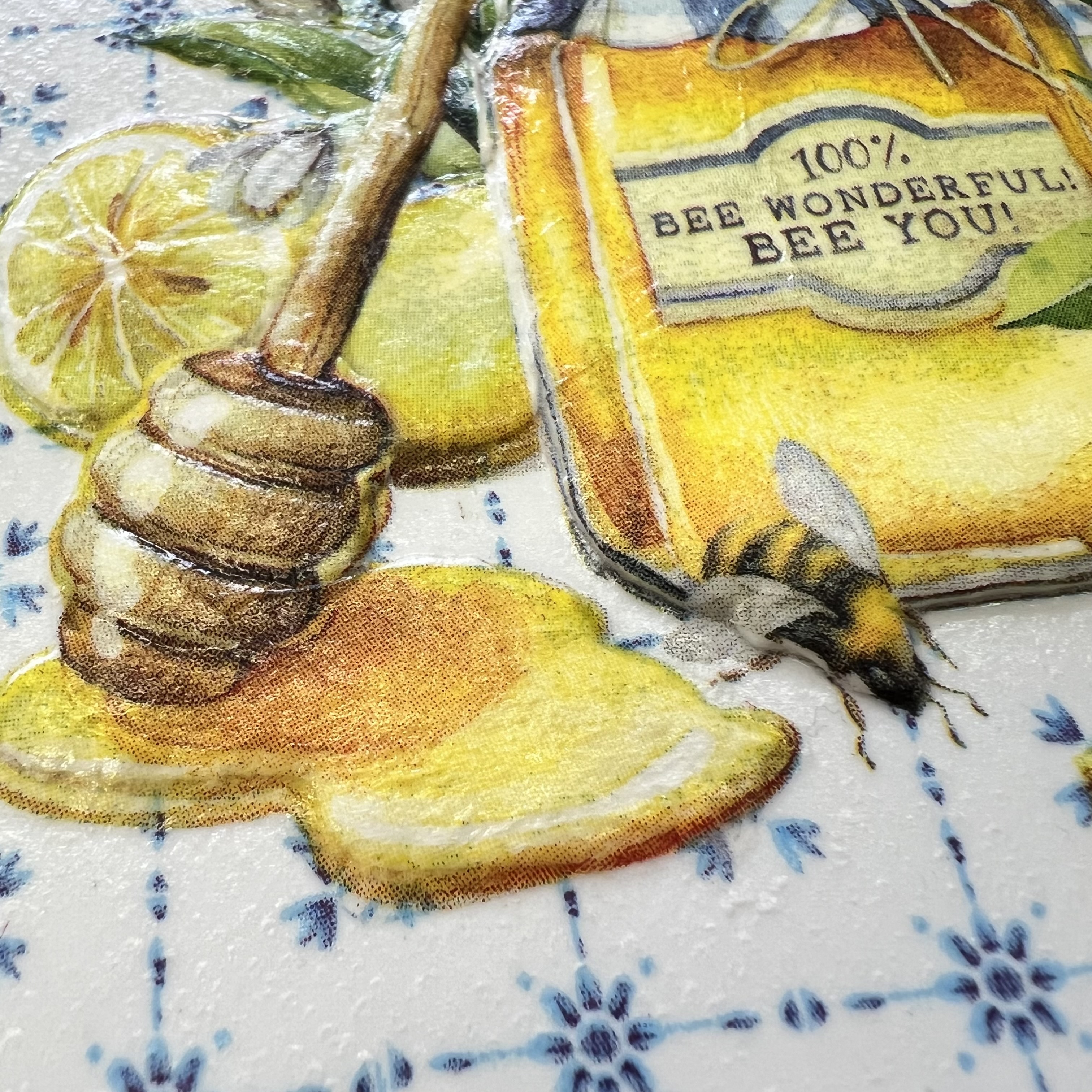 DEKORACE K ZAVĚŠENÍ DLAŽDICE ZDOBENÁ TECHNIKOU DECOUPAGE 3D
