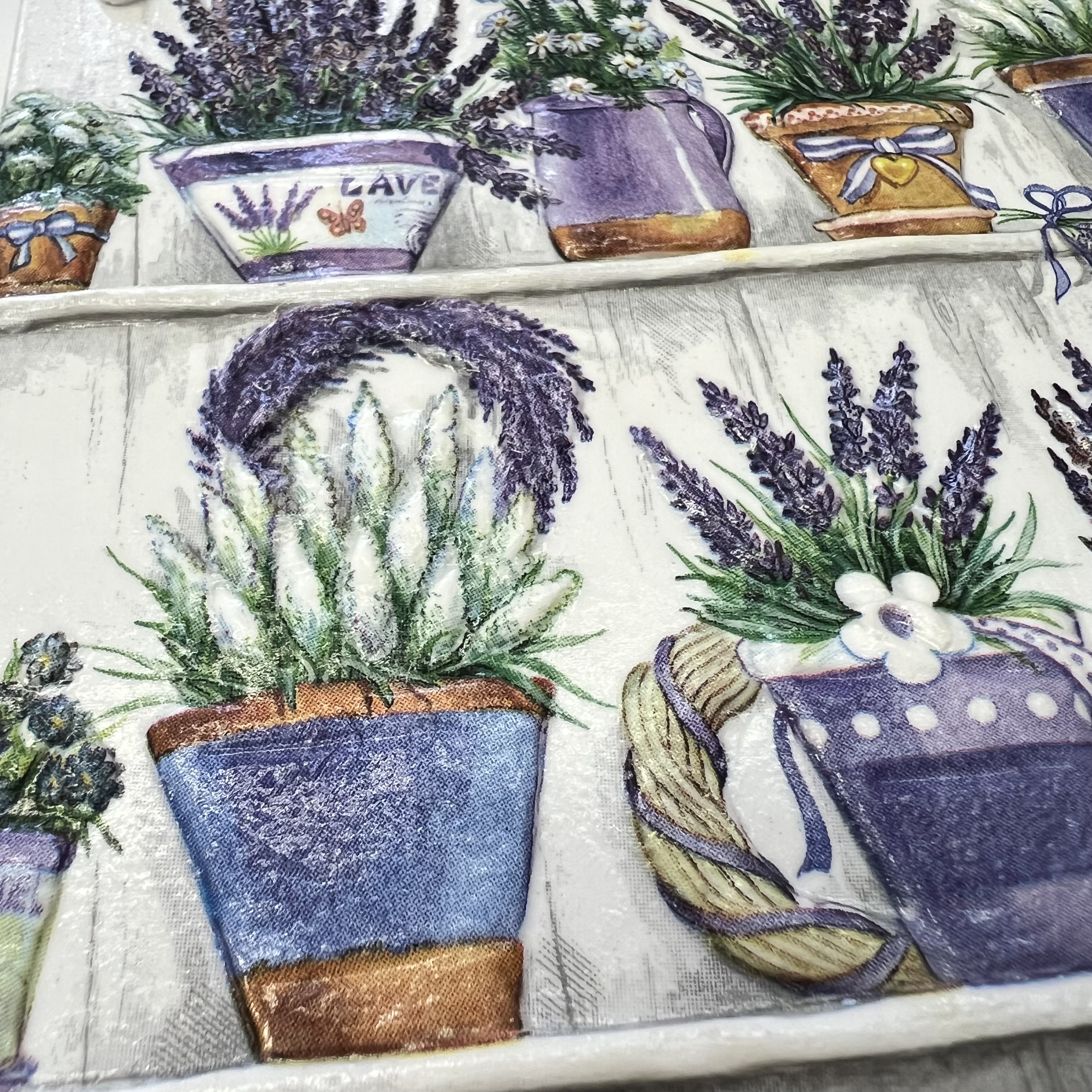 DEKORACE K ZAVĚŠENÍ DLAŽDICE ZDOBENÁ TECHNIKOU DECOUPAGE 3D