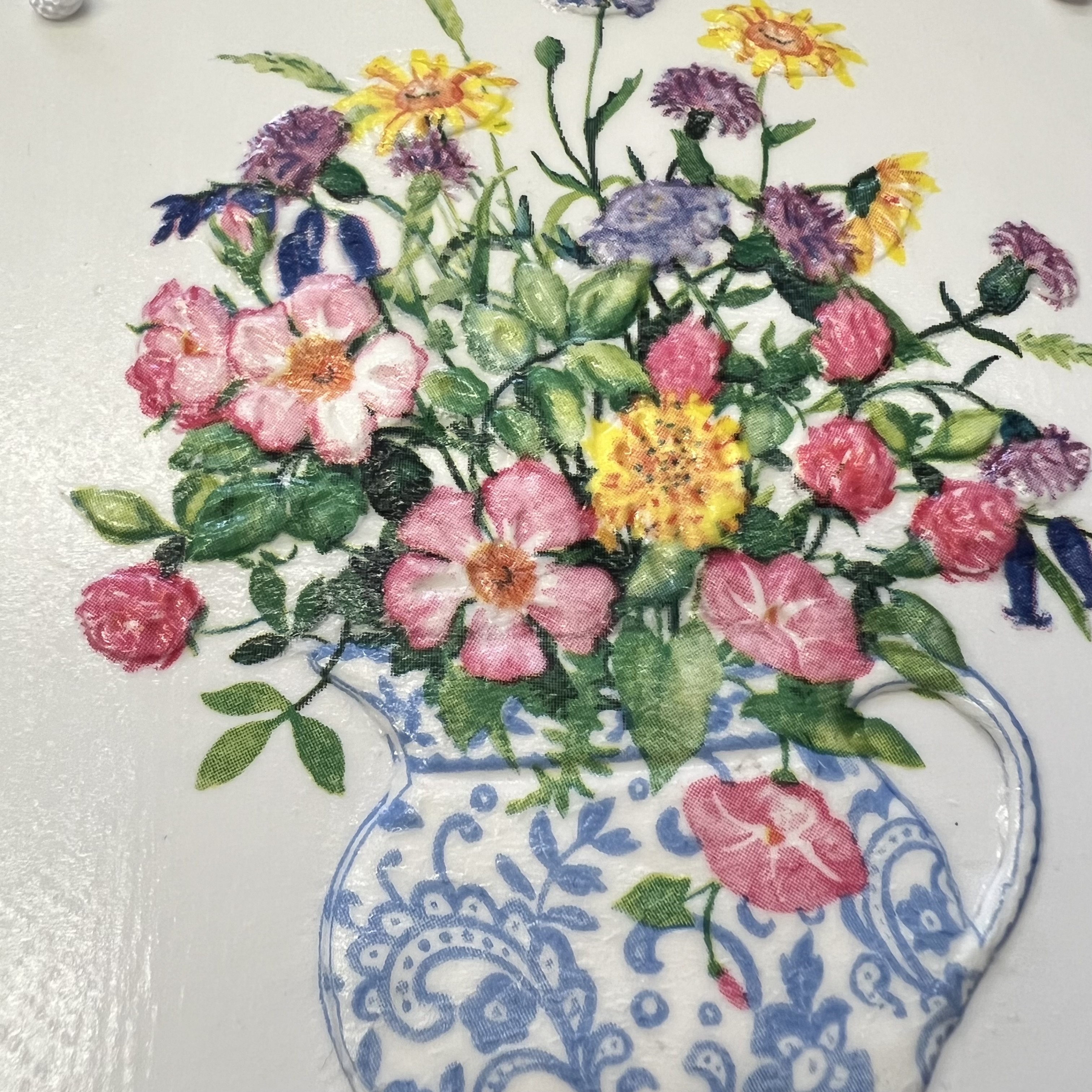 DEKORACE K ZAVĚŠENÍ DLAŽDICE ZDOBENÁ TECHNIKOU DECOUPAGE 3D