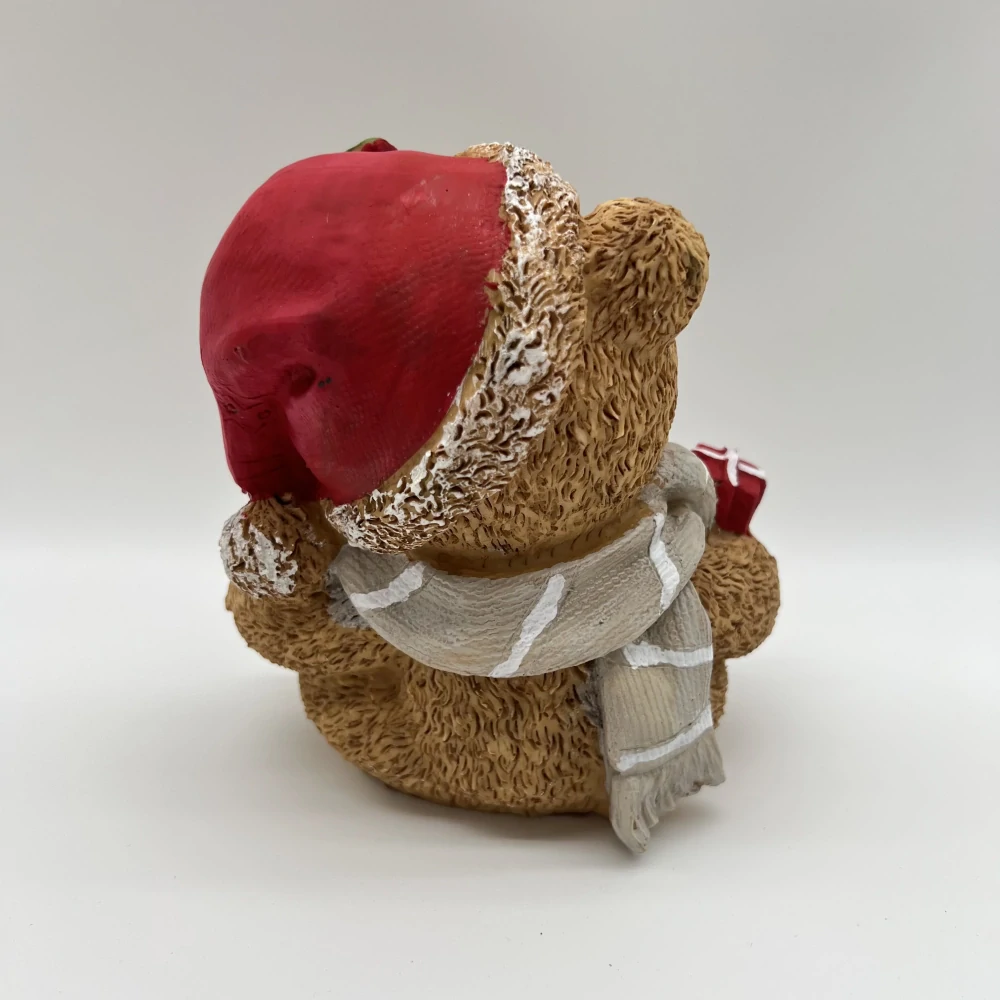 DEKORACE FIGURKA SEDÍCÍHO MEDVÍDKA 