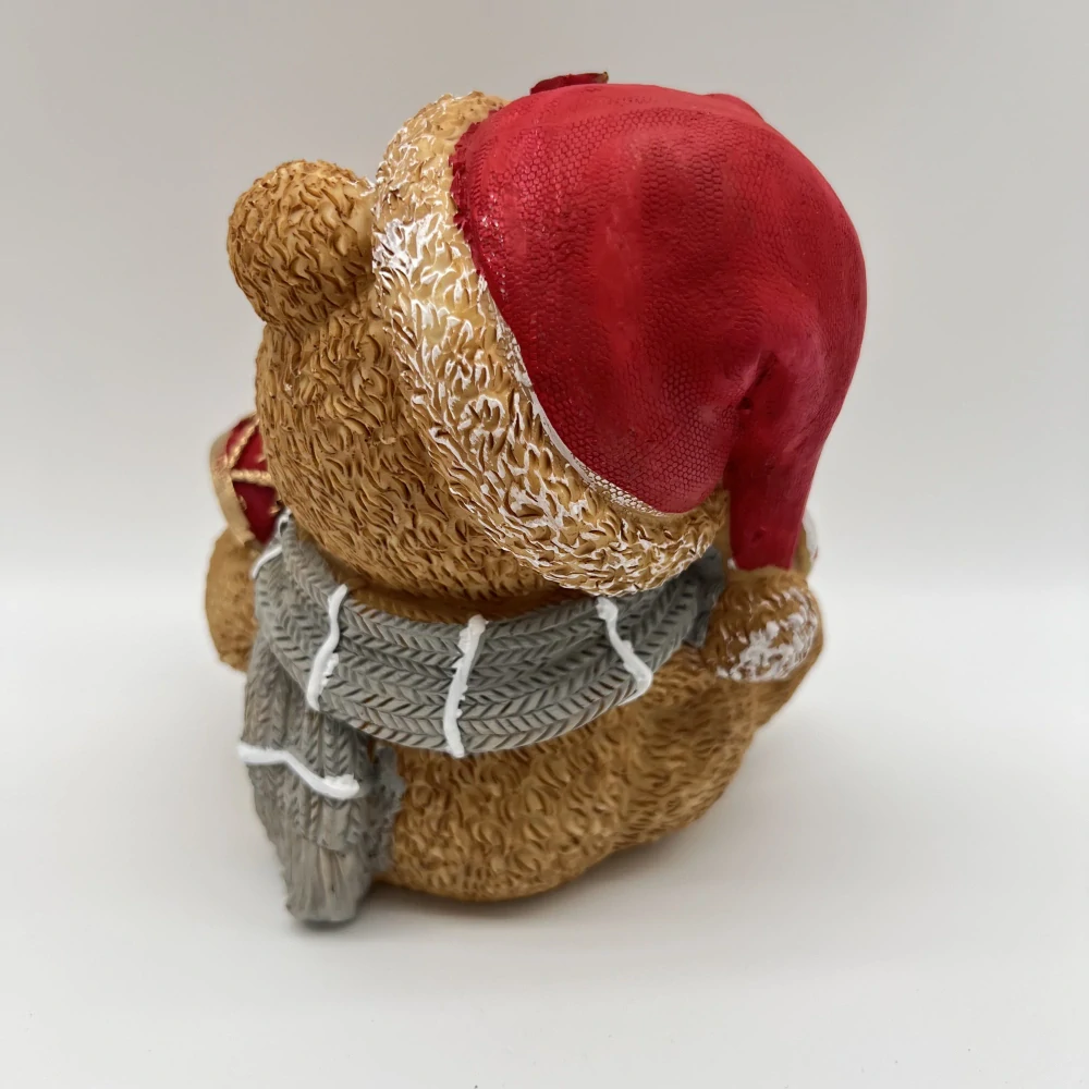 DEKORACE FIGURKA SEDÍCÍHO MEDVÍDKA 