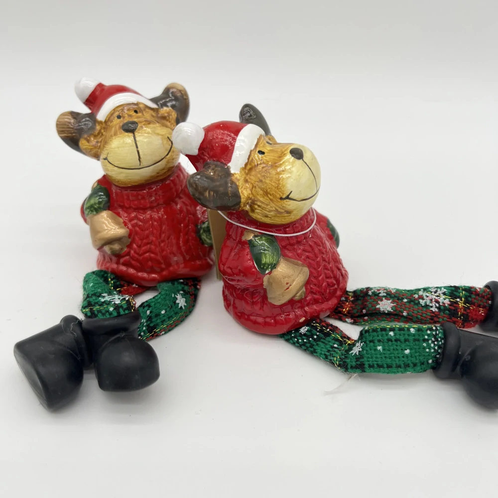 🦌 Keramická figurka sob v červeném svetru 🎄