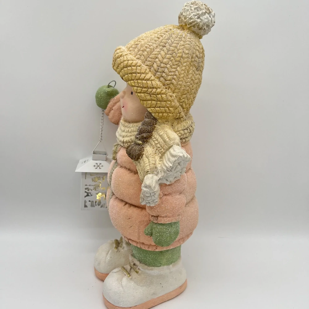 ZIMNÍ DEKORACE FIGURKA DÍVKY S LED LUCERNOU